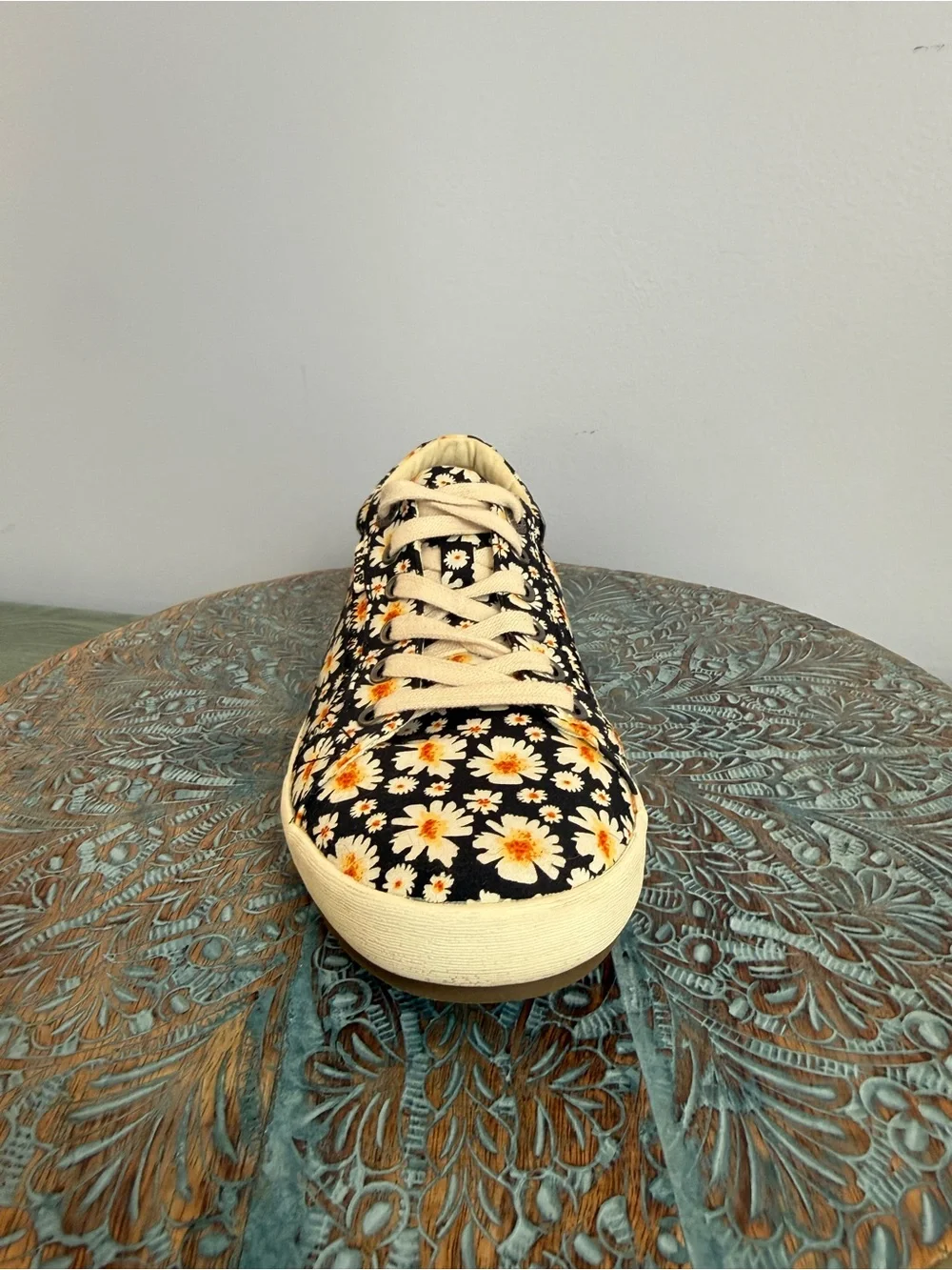 Like new! Taos Star Daisy Print Sneakers Size 8